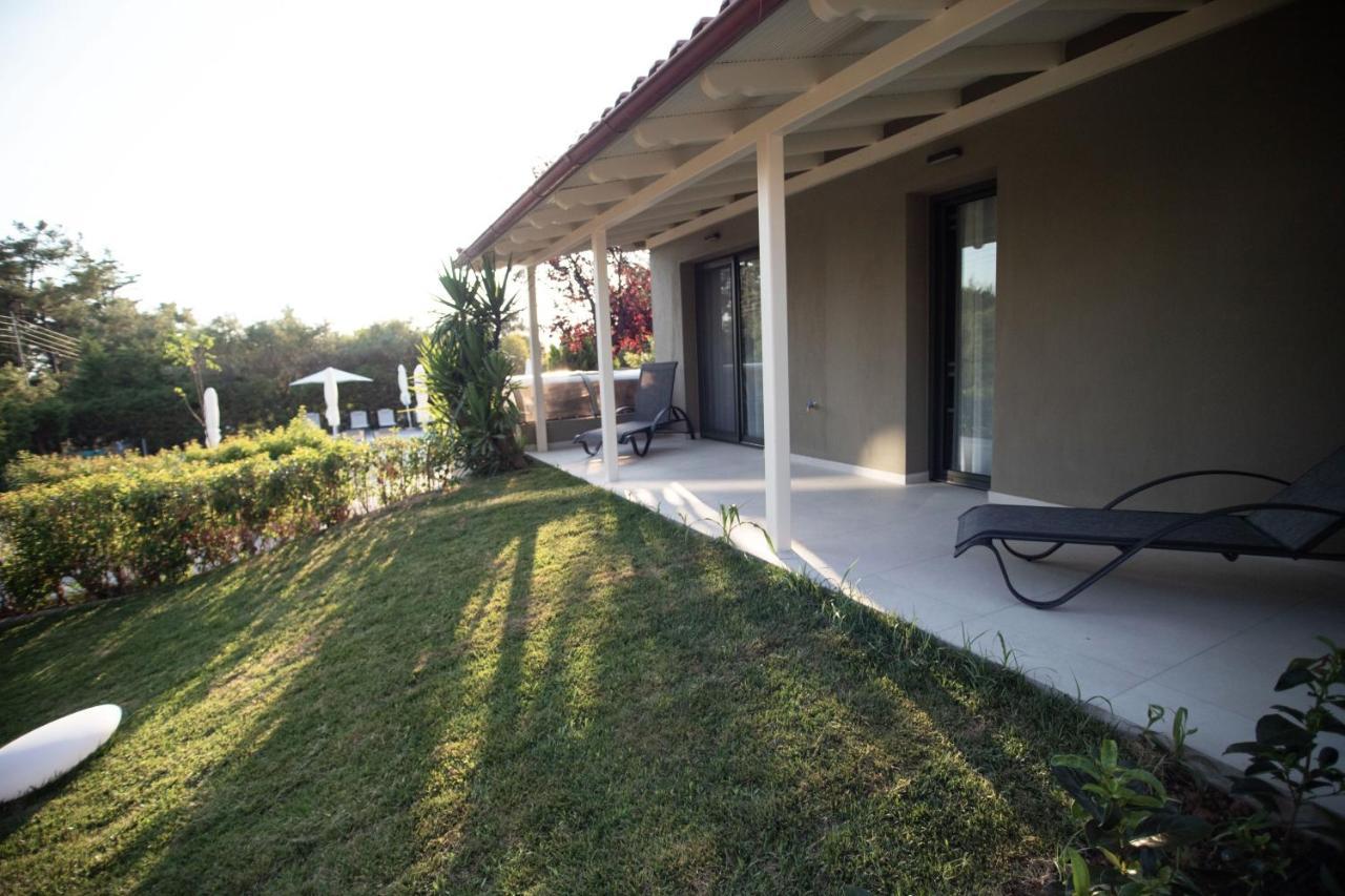 8 Boutique Suites Nea Poteidaia Esterno foto